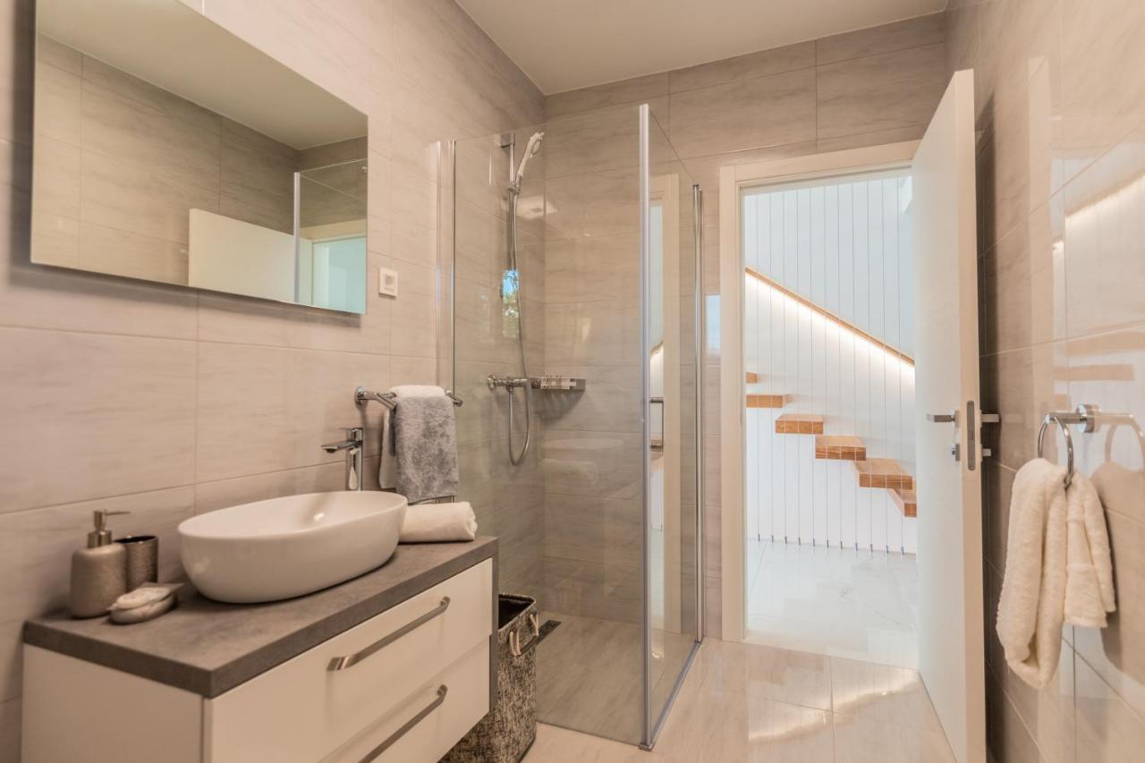 Villa The Boat With Rooftop Pool Матулі Екстер'єр фото